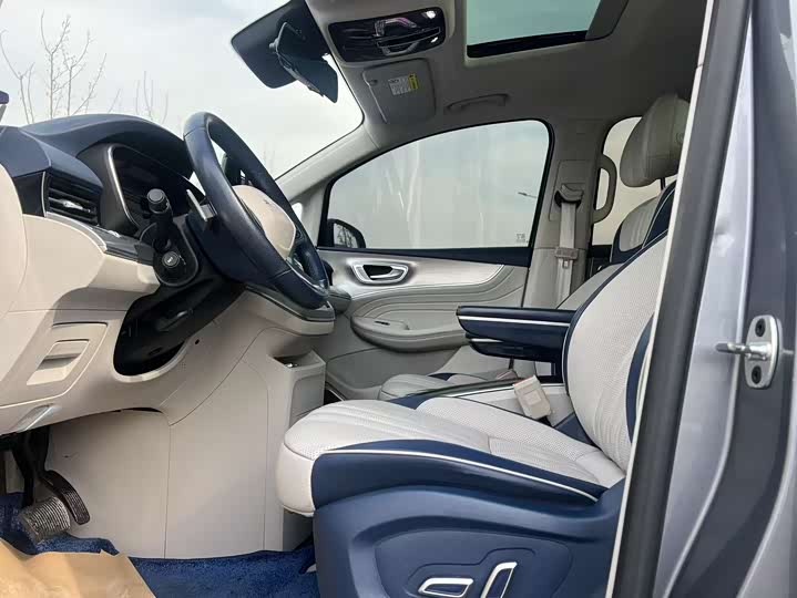 Фото 7 - Roewe iMax 8