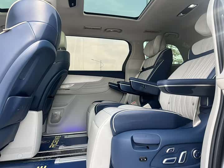 Фото 9 - Roewe iMax 8