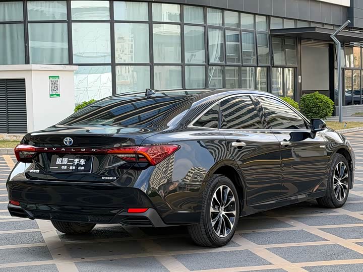 Photo 9 - Toyota Avalon