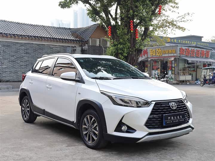 Фото 3 - Toyota Yaris L Hatchback