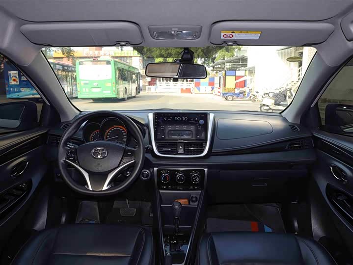 Фото 5 - Toyota Yaris L Hatchback