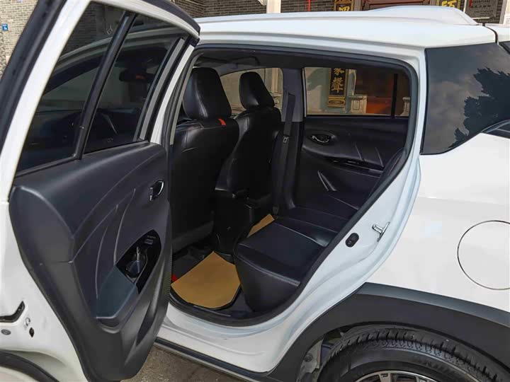 Фото 6 - Toyota Yaris L Hatchback