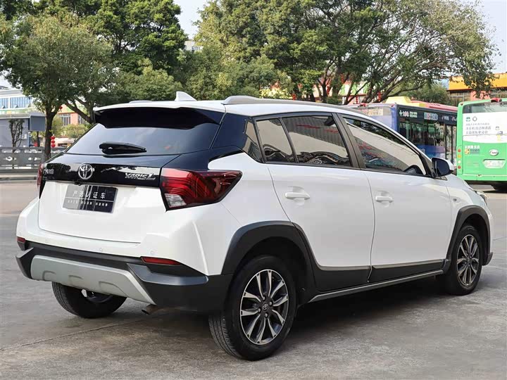 Фото 7 - Toyota Yaris L Hatchback