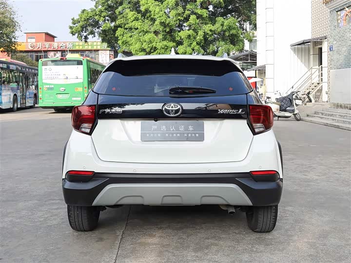 Фото 8 - Toyota Yaris L Hatchback