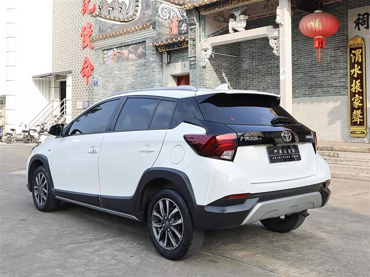 Фото 9 - Toyota Yaris L Hatchback