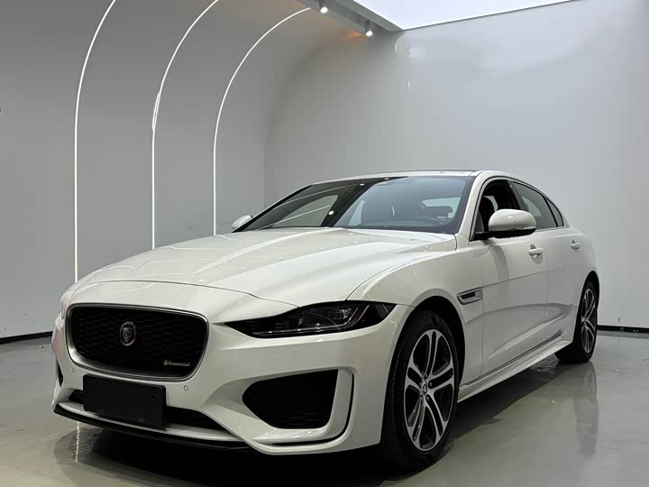 Фото 1 - Jaguar XE L