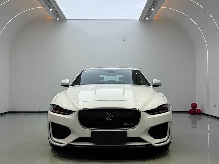 Фото 2 - Jaguar XE L