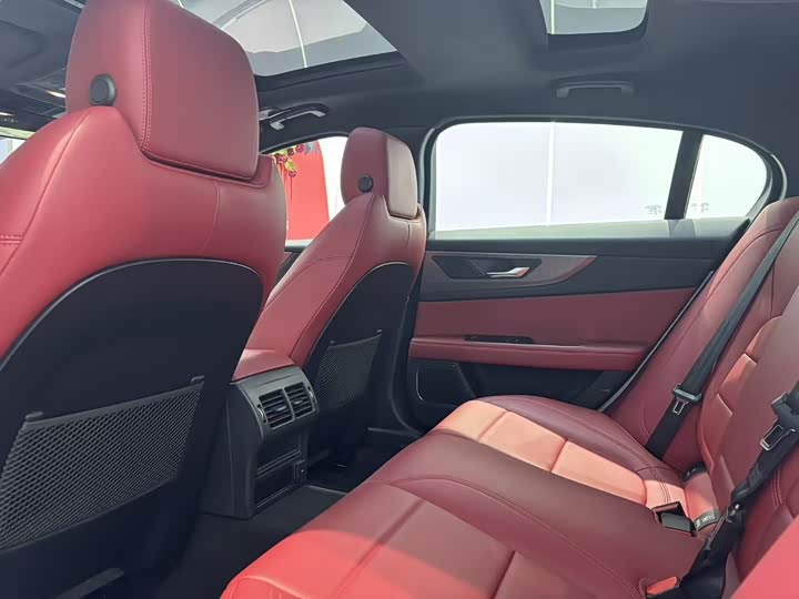 Фото 6 - Jaguar XE L