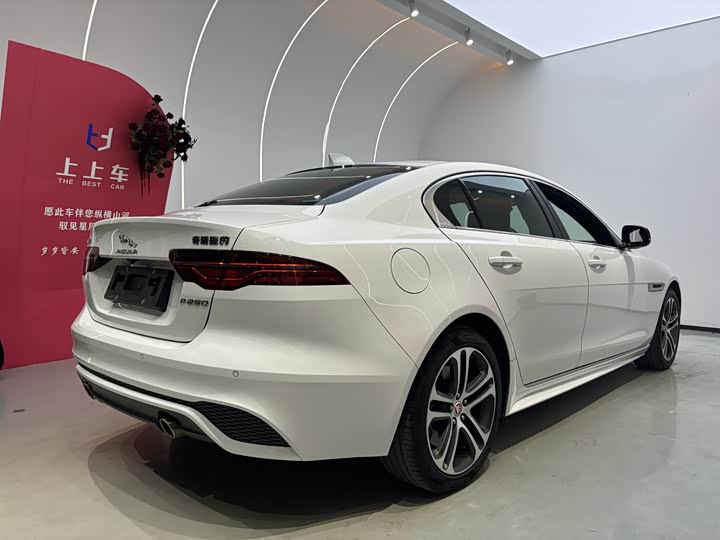 Фото 7 - Jaguar XE L