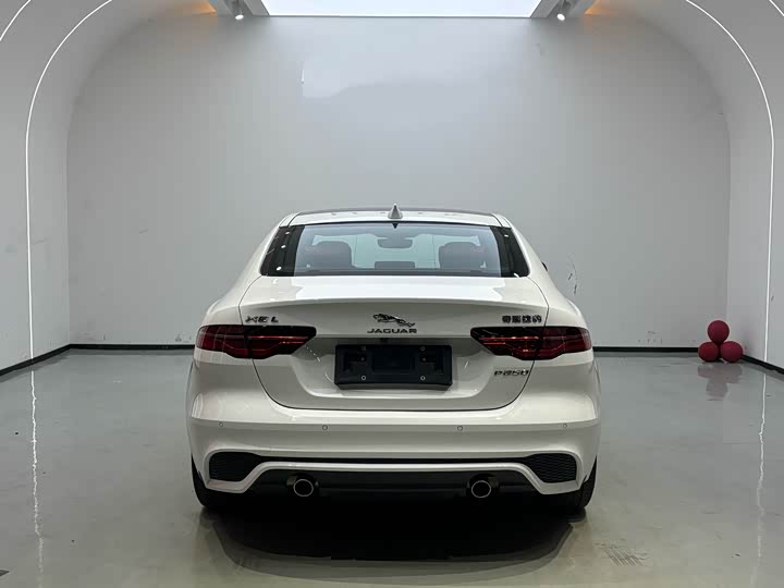 Фото 8 - Jaguar XE L