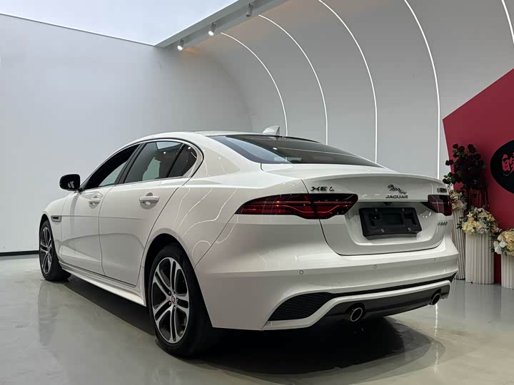 Фото 9 - Jaguar XE L