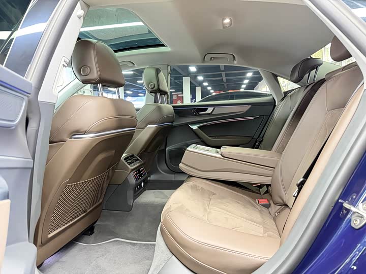 Фото 5 - Audi A7L