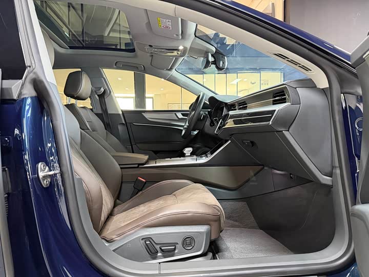 Фото 9 - Audi A7L