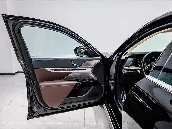 Фото 2 - BMW 7 Series