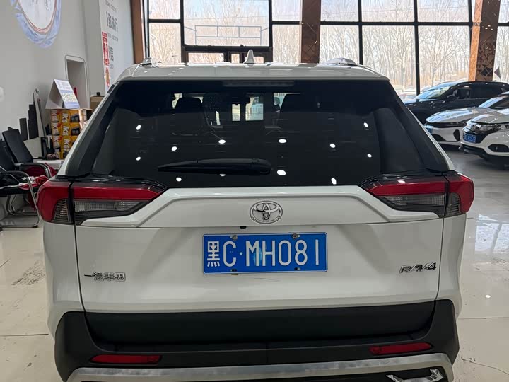 Фото 4 - Toyota RAV4