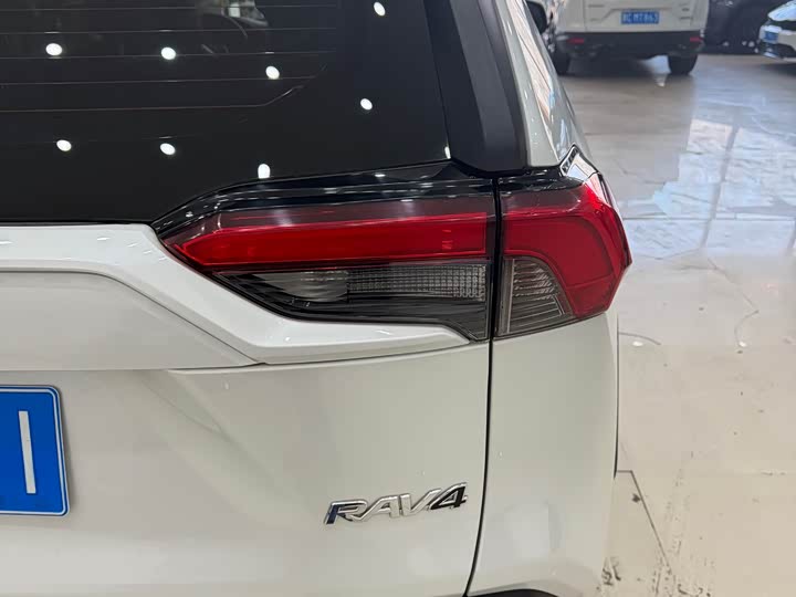 Фото 9 - Toyota RAV4