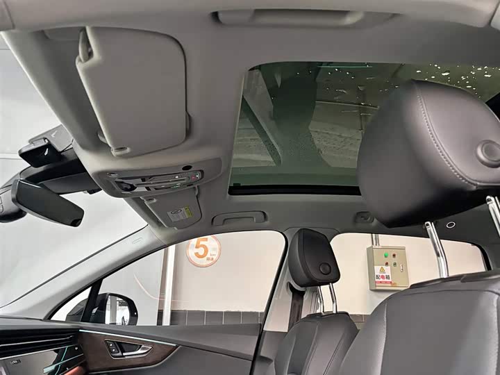 Фото 9 - Audi Q7