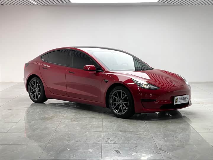 Фото 3 - Tesla Model 3