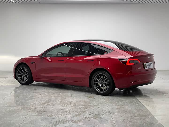 Фото 4 - Tesla Model 3