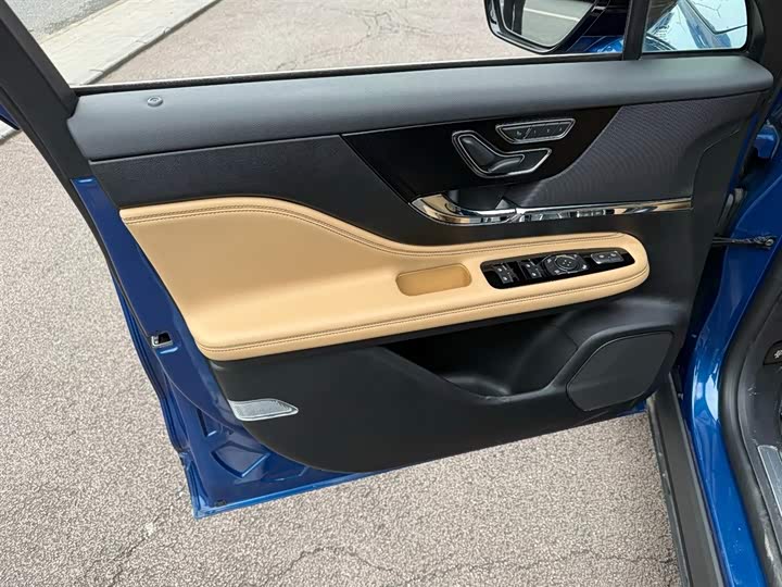 Photo 6 - Lincoln Corsair