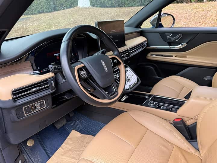 Photo 7 - Lincoln Corsair