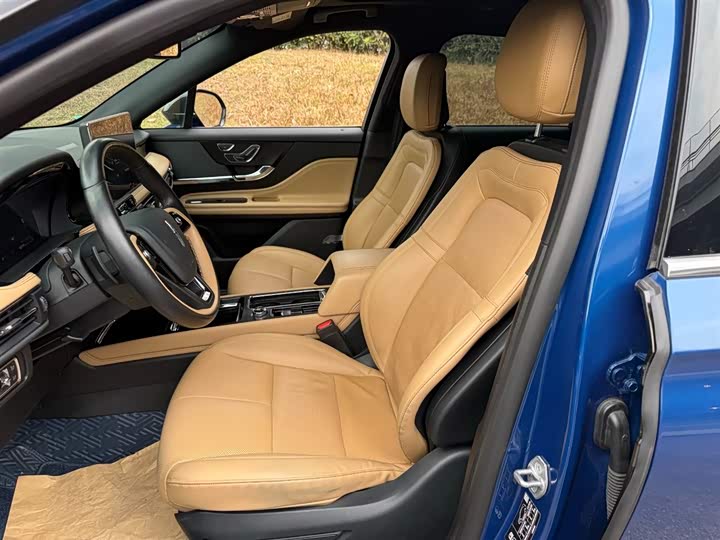 Photo 8 - Lincoln Corsair