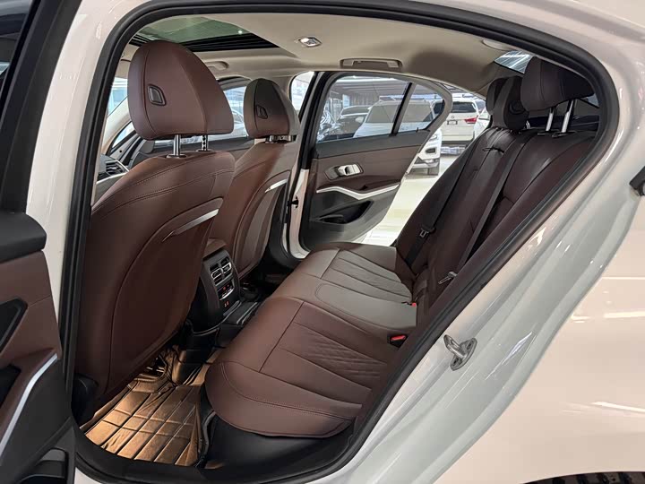 Photo 8 - BMW 3 Series