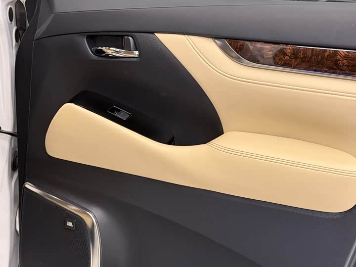 Photo 3 - Toyota Alphard