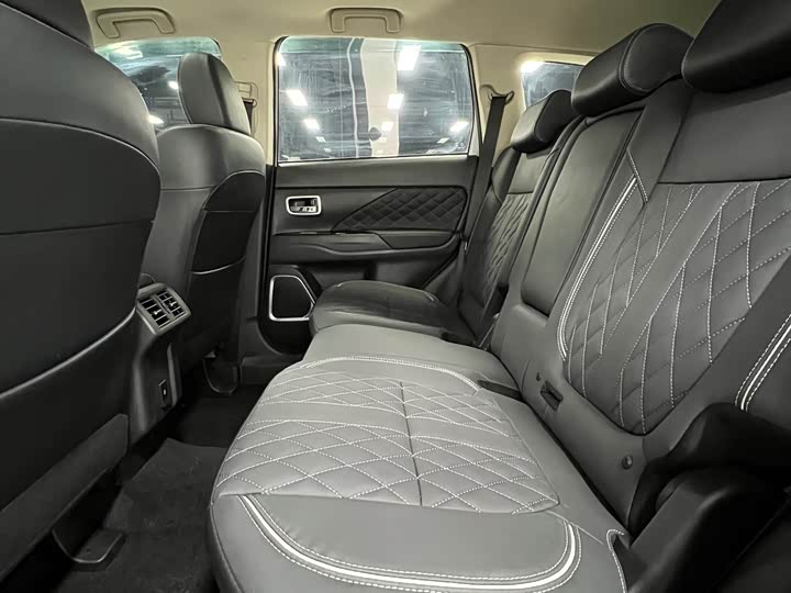 Фото 9 - Mitsubishi Outlander