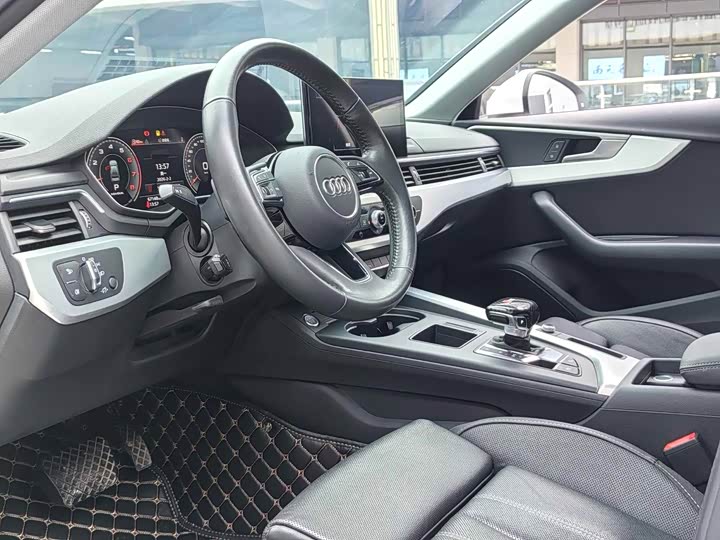 Фото 4 - Audi A4L