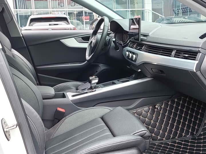 Фото 6 - Audi A4L