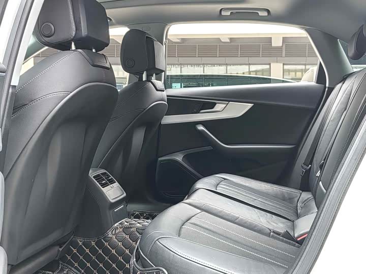 Фото 8 - Audi A4L