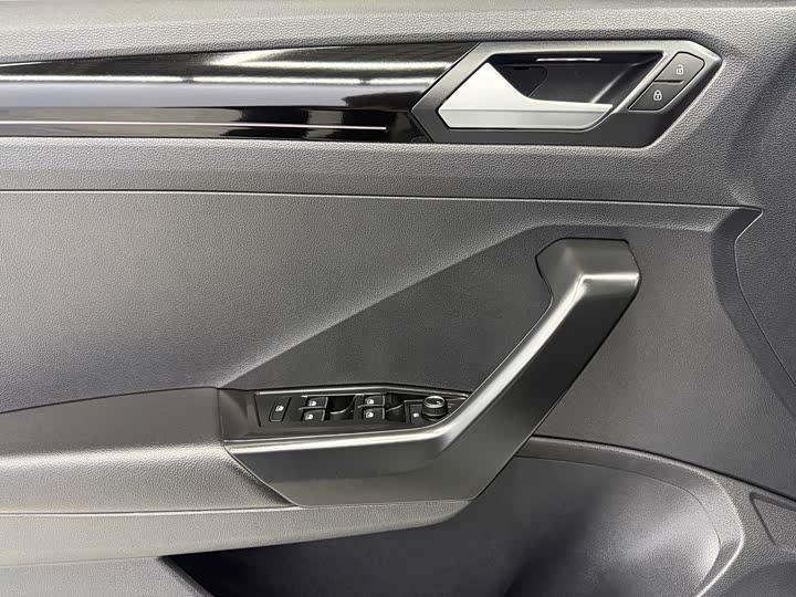 Фото 7 - Volkswagen T-Roc