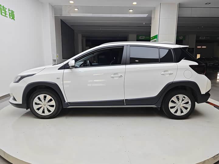 Фото 4 - Toyota Yaris L Hatchback