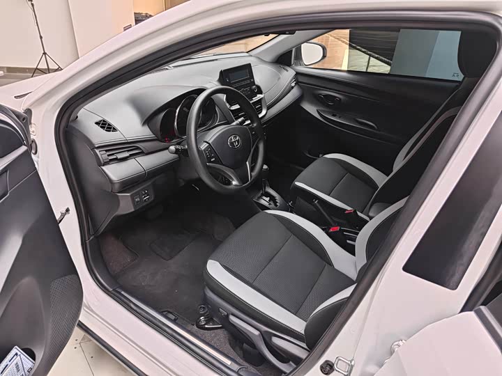 Фото 8 - Toyota Yaris L Hatchback