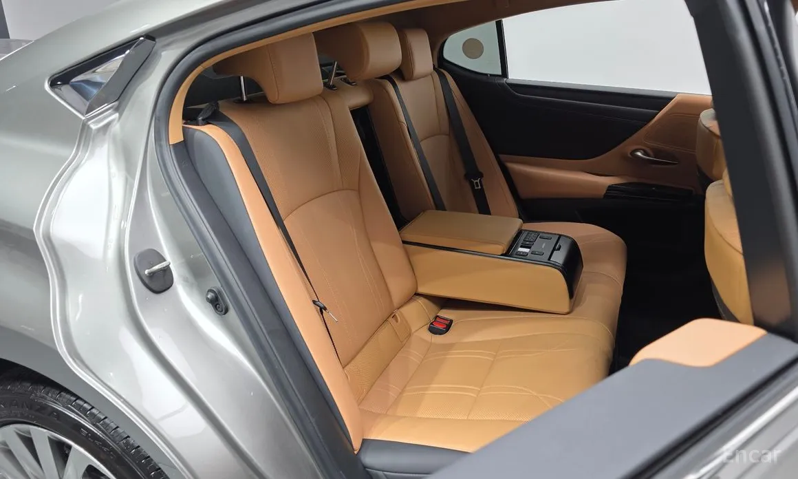 Фото 12 - Lexus ES