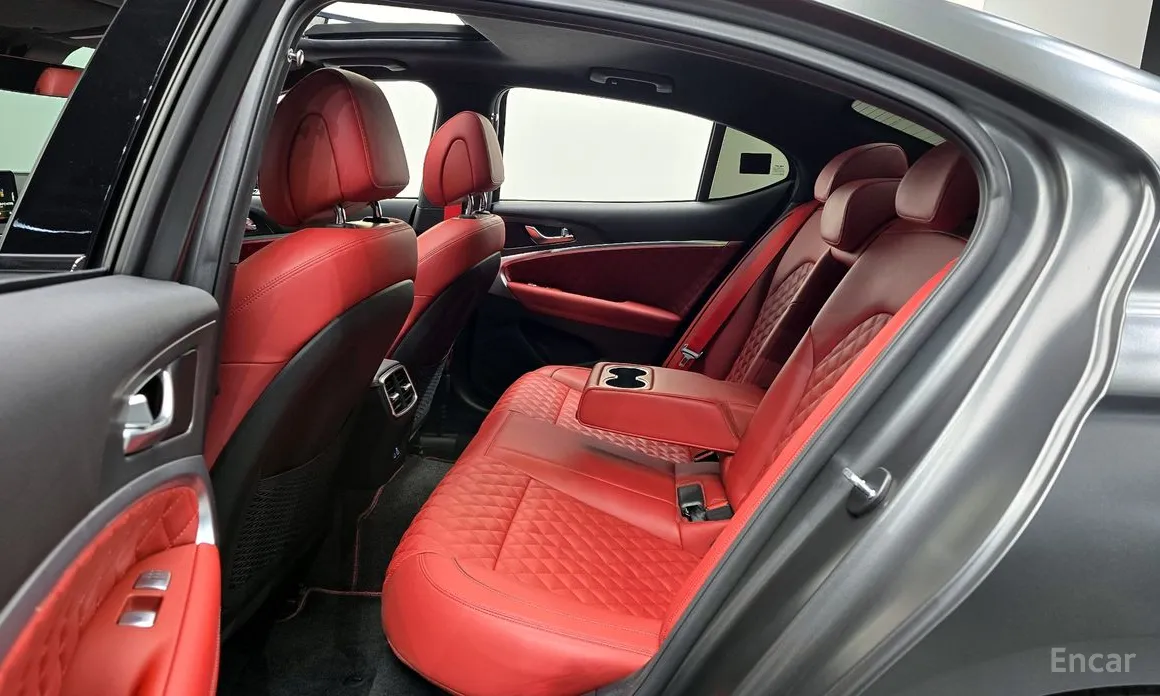 Фото 12 - Genesis G70