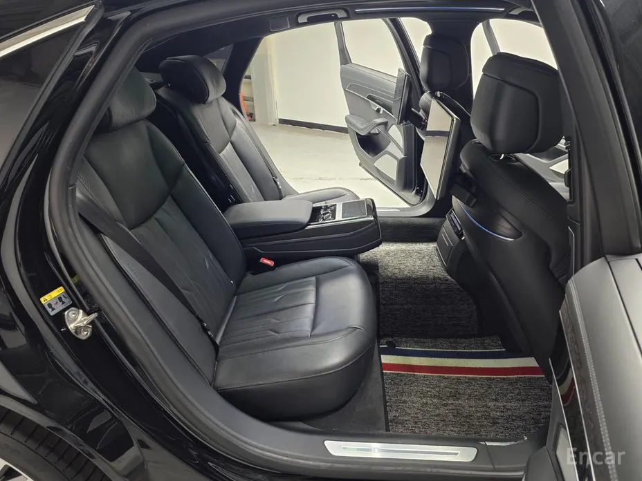 Фото 12 - Audi A8