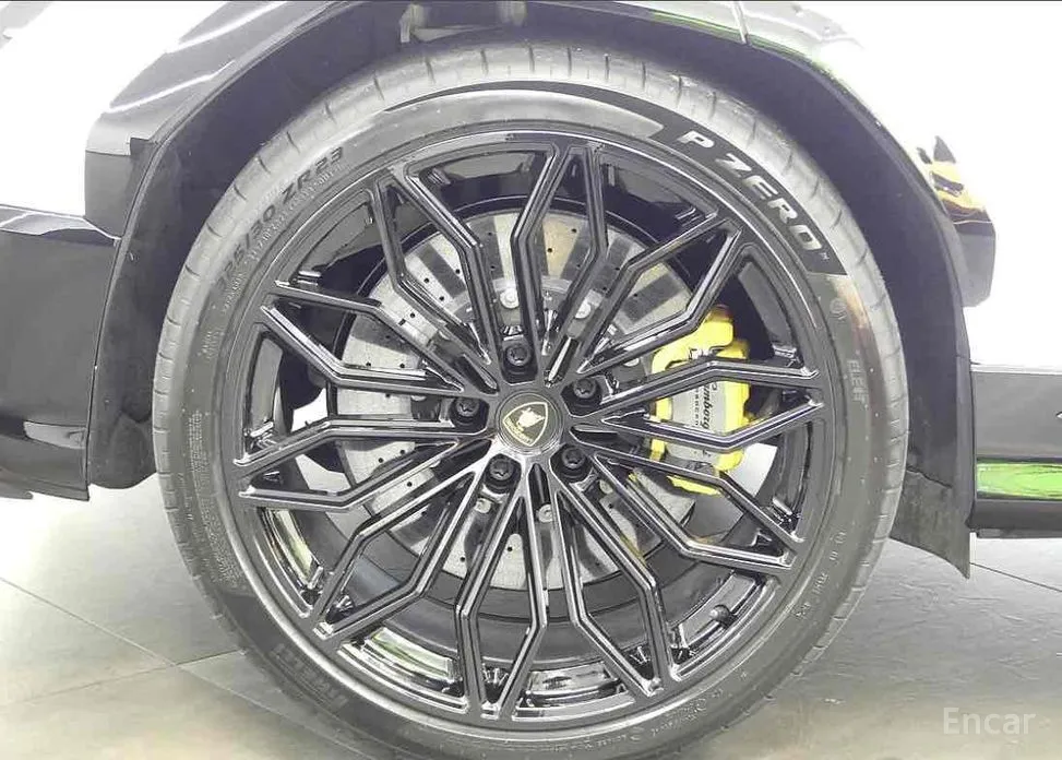 Фото 10 - Lamborghini Urus