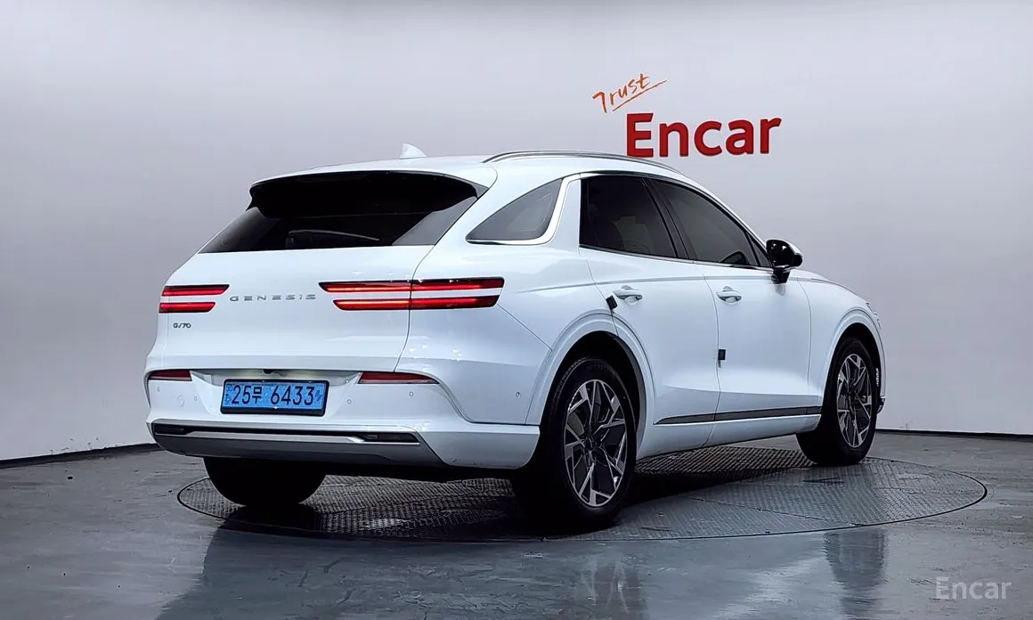 Фото 2 - Genesis GV70