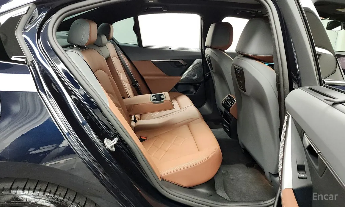 Фото 12 - BMW i5