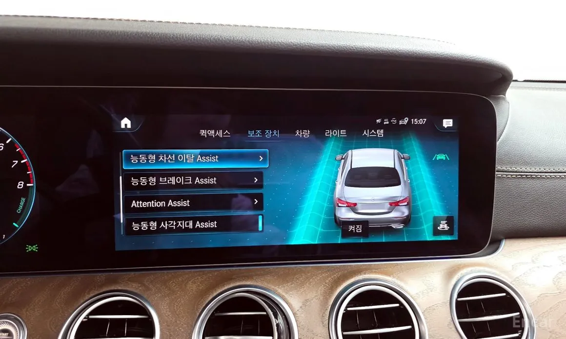 Фото 16 - Mercedes-Benz E-Class