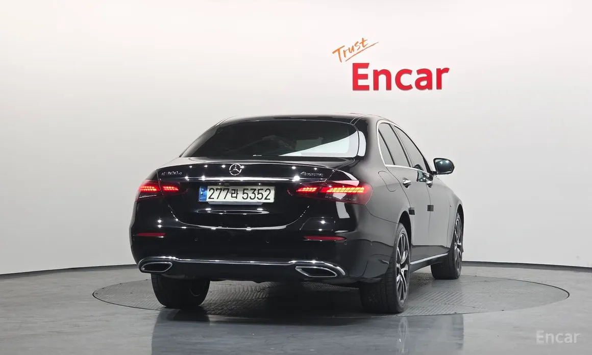 Фото 4 - Mercedes-Benz E-Class