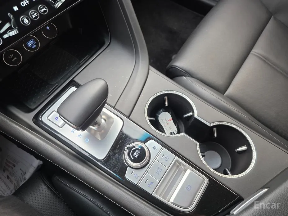 Фото 15 - Genesis G70