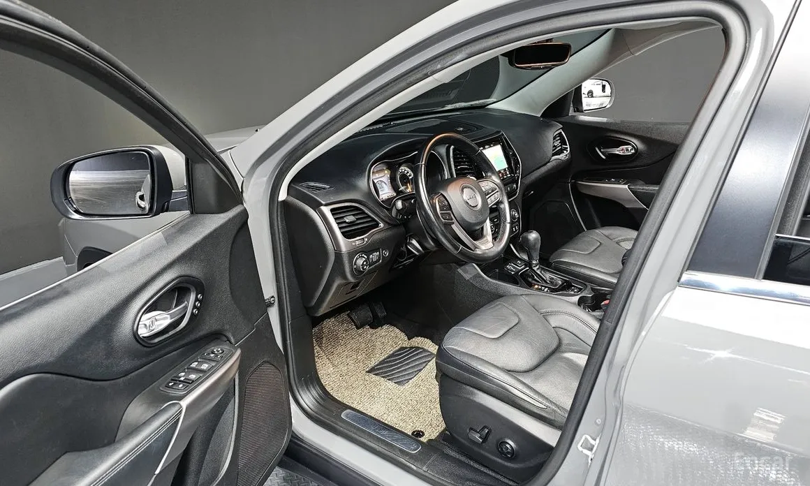 Фото 10 - Jeep Cherokee