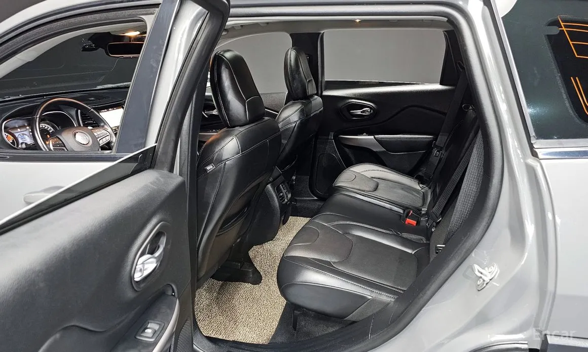 Фото 11 - Jeep Cherokee