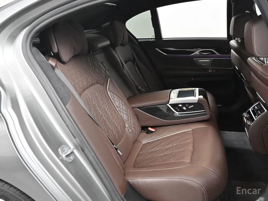 Фото 12 - BMW 7 Series