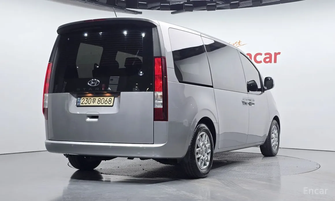 Фото 2 - Hyundai Staria