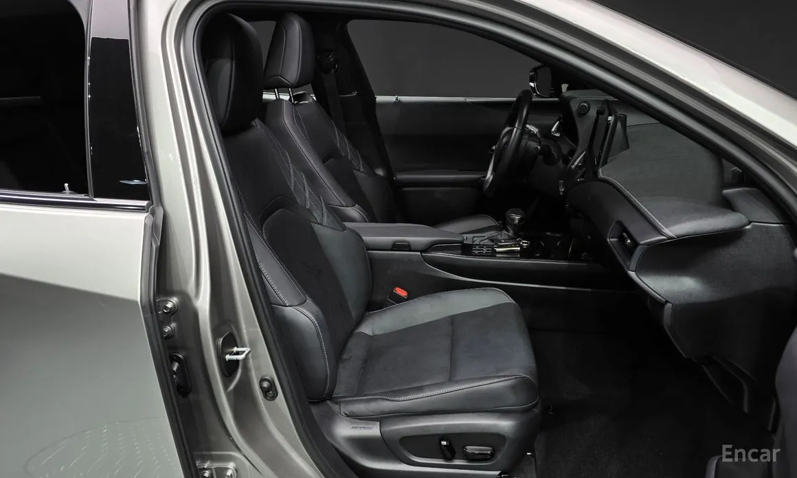 Фото 10 - Lexus UX