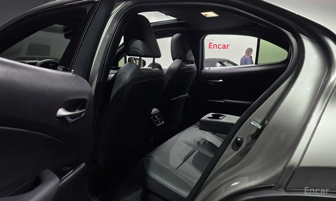 Фото 12 - Lexus UX